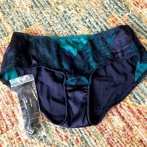 Gorgeous NWOT panties with attachable garters